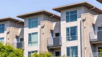 Exterior view of an apartment building in Santa Clara, California. | Andreistanescu | Dreamstime.com